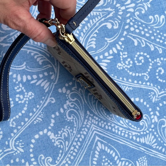 DOONEY & BOURKE Maxi Quilt Signature Medium Wristlet Wallet - Picture 4 of 9